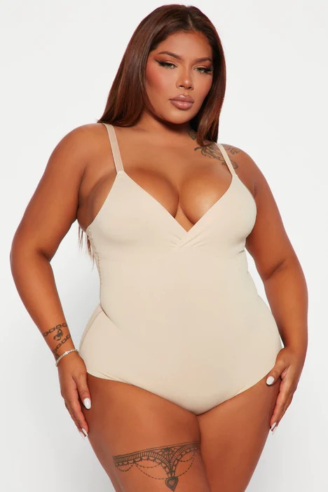 Der formende Body, der die Brust hält