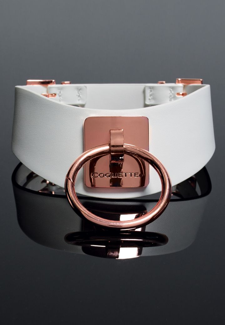 Collar de metal blanco