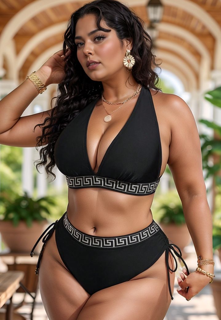 Nuits d'Été : Bikini negro, escote pronunciado y motivos incas