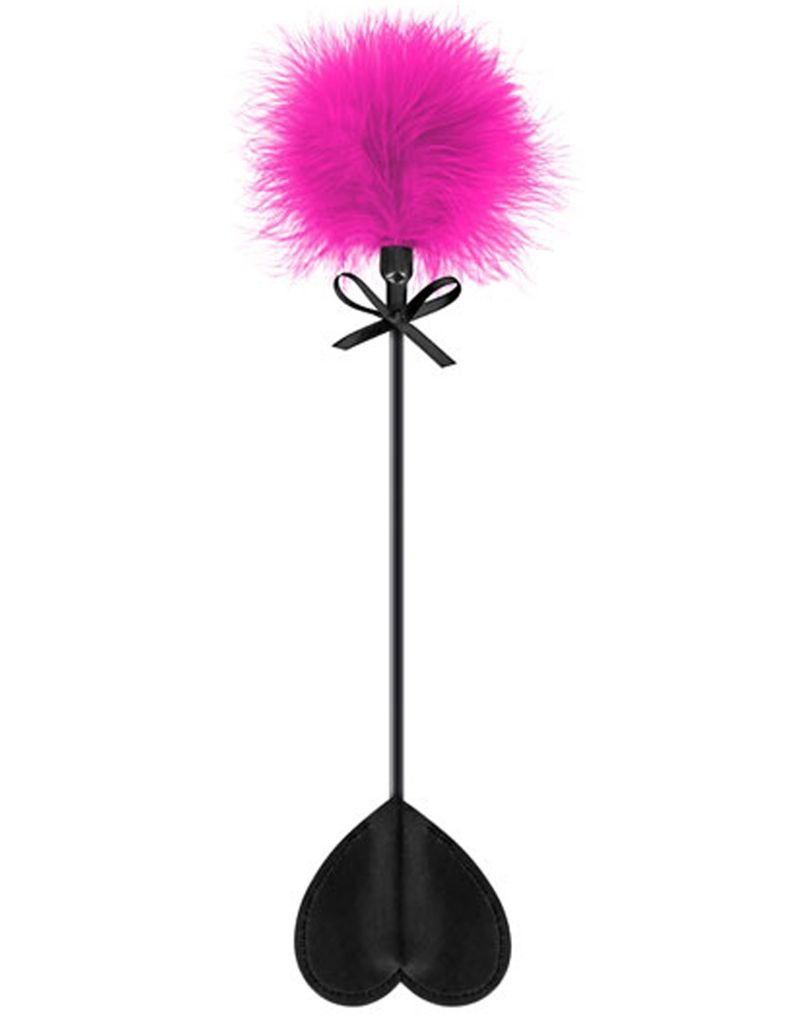 Zweep en roze plumeau