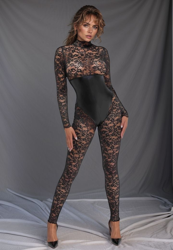 Era ολόσωμη φόρμα από δαντέλα και δέρμα